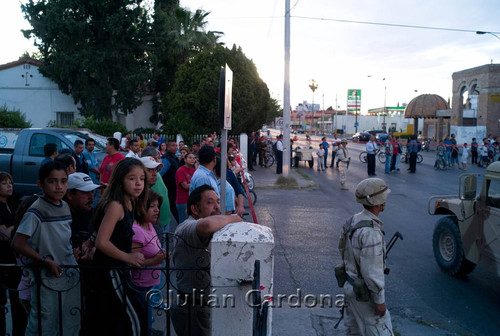 Military at Auto Zone, Juárez, 2008