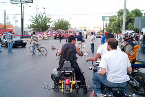 Onlookers at Auto Zone, Juárez, 2008