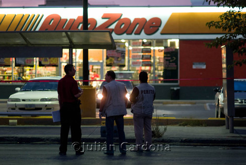 Onlookers at Auto Zone, Juárez, 2008