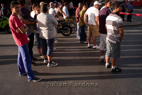 Onlookers at Auto Zone, Juárez, 2008