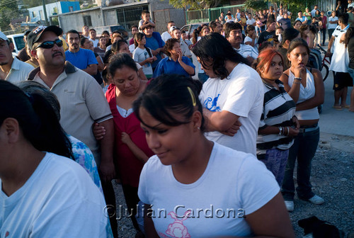 Crime scene crowd, Juárez, 2008