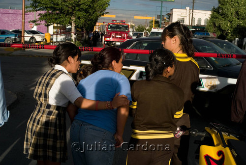 Onlookers at Auto Zone, Juárez, 2008