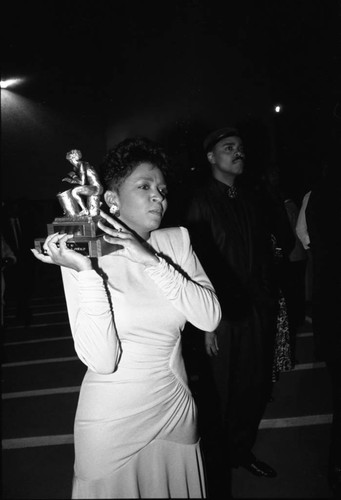 Anita Baker holding her award at the 11th Annual BRE Conference, Los Angeles, 1987