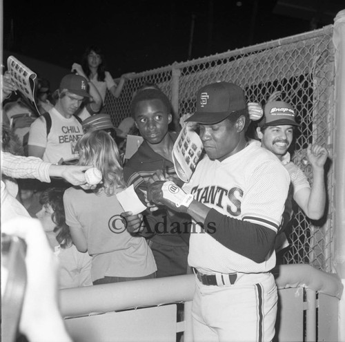 Giants sign autographs, Los Angeles, 1984