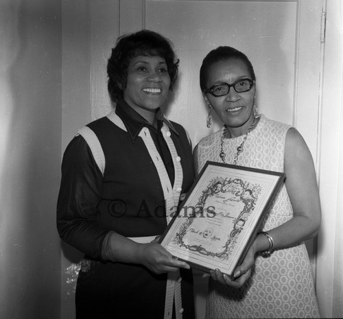 Jessie Mae Beavers receives award, Los Angeles, 1972