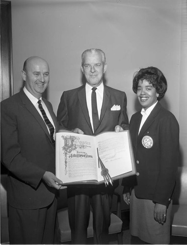 Hahn presents award, Los Angeles, 1962