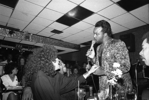 Kareem singing to Jackée Harry at the Pied Piper nightclub, Los Angeles, 1987