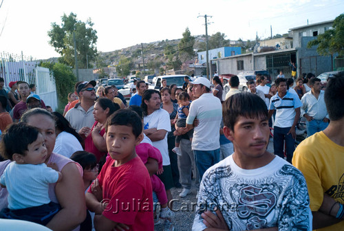 Crime scene crowd, Juárez, 2008