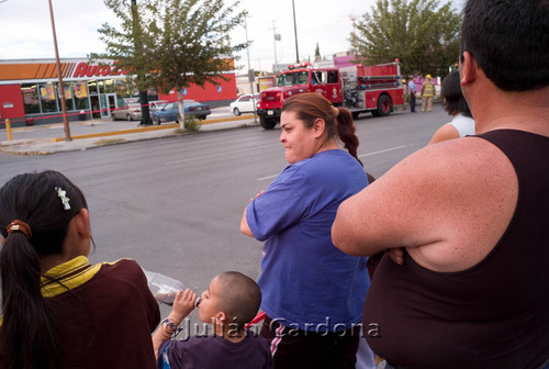 Onlookers at Auto Zone, Juárez, 2008