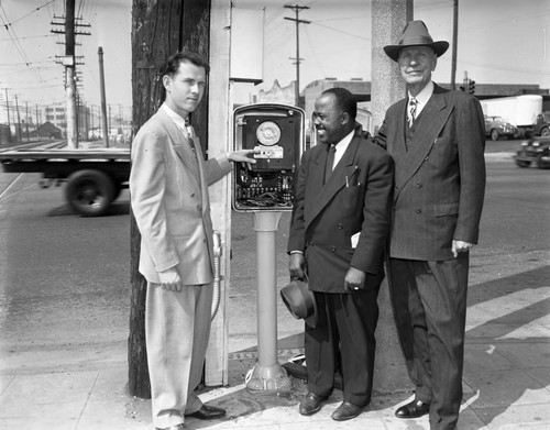 Councilman Hahn at traffic unit, Los Angeles