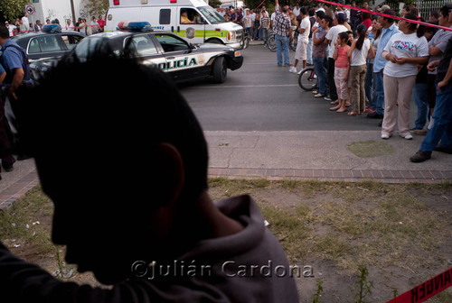 Onlookers at Auto Zone, Juárez, 2008