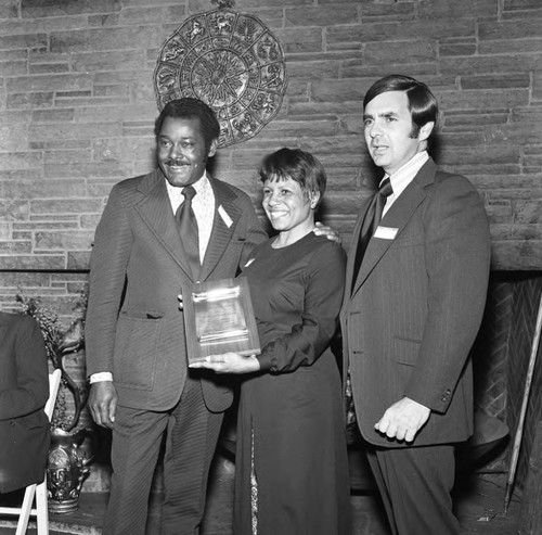 Ballantine Award winner Edna Aliewine posing with others, Los Angeles. ca. 1974