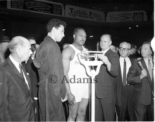 Boxers weighing, Los Angeles