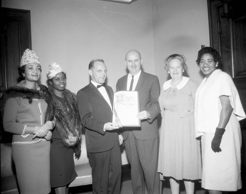 Hahn presents award, Los Angeles, 1962