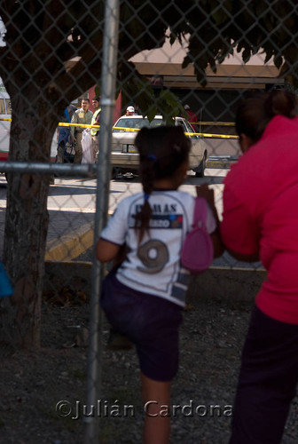 Crime scene crowd, Juárez, 2008