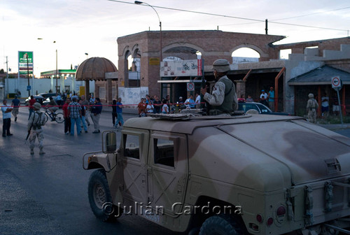 Military at Auto Zone, Juárez, 2008