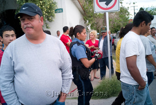 Onlookers at Auto Zone, Juárez, 2008