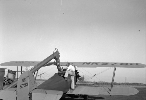 Filling the hopper of the plane