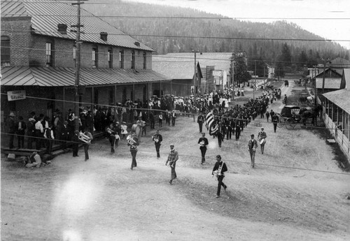 Parade in Etna