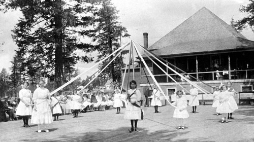 Stirling City Maypole dancers