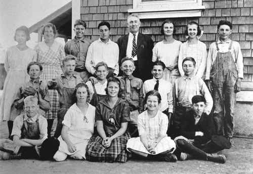 Los Molinos School class portrait with the principal, 1921