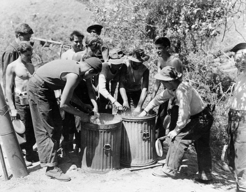 CCC enrollees washing mess kits