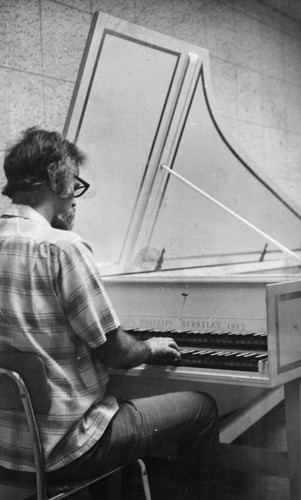 Man playing a harpsichord