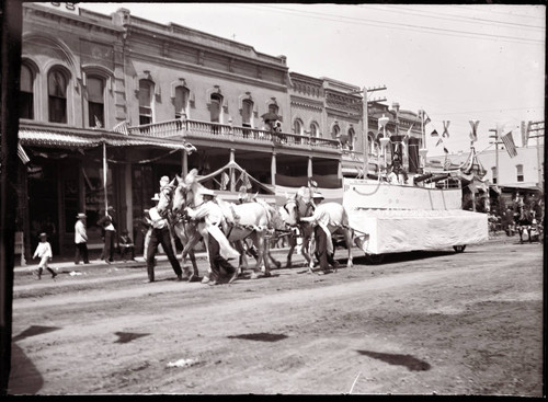 Red Bluff Parade on Main St
