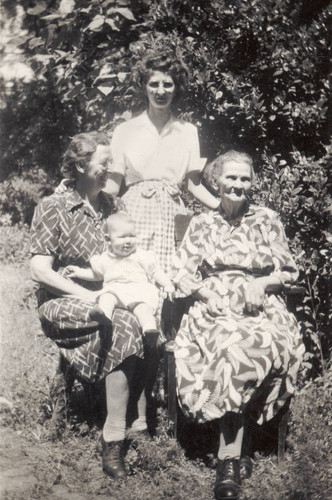 Annie Richardson, Linda and Betty Dunn, and Sarah Folsom