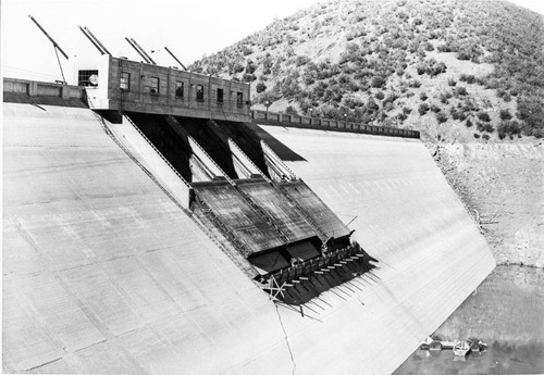 Overhauling Spillway Gates at Stony Gorge Dam