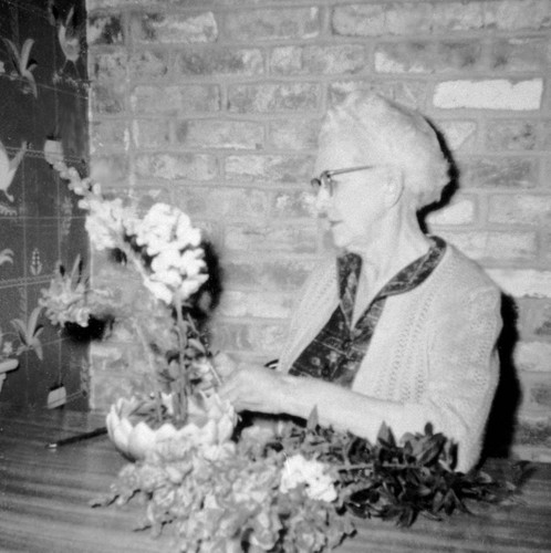 Alice Anderson and snapdragons at her kitchen table