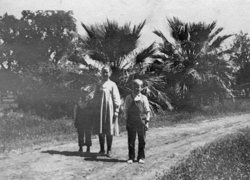 Anna Marie, Melissa and Garrison Patrick on the Driveway