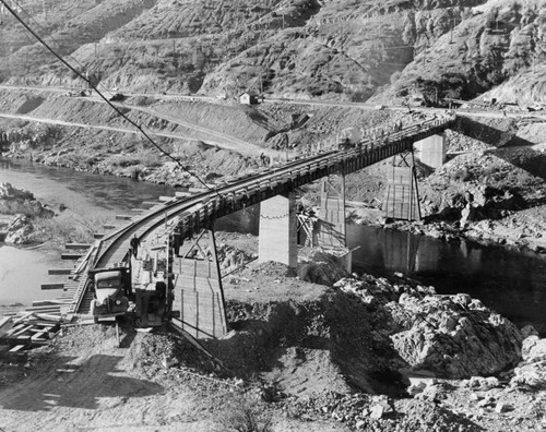 Shasta Dam: Railroad construction bridge