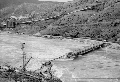 Flood waters of Sacramento River at Shasta Dam site