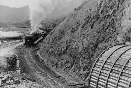 Shasta Dam: Train about to enter bypass tunnel from south