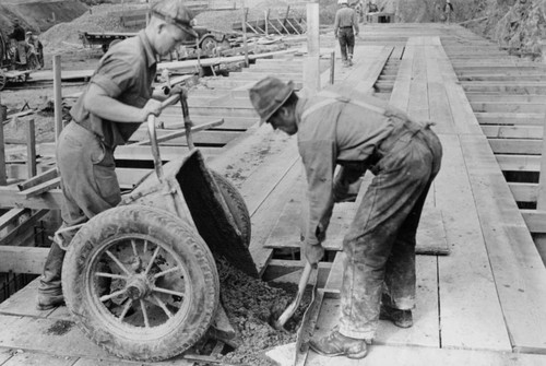 Shasta Dam: Placing concrete in drainage culvert