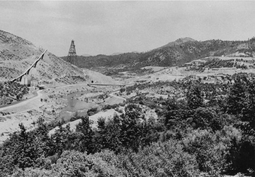 Aggregate conveyor and head tower at Shasta Dam construction site