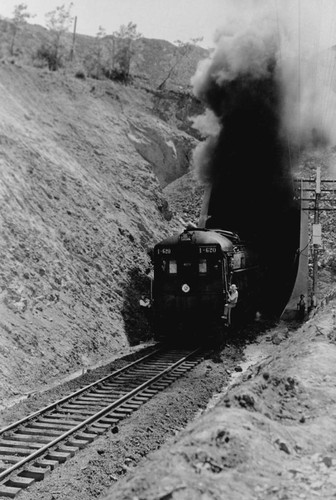 Shasta Dam: Engine emerges from tunnel