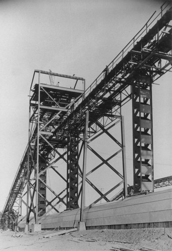 Rock conveying machinery for the construction of Shasta Dam