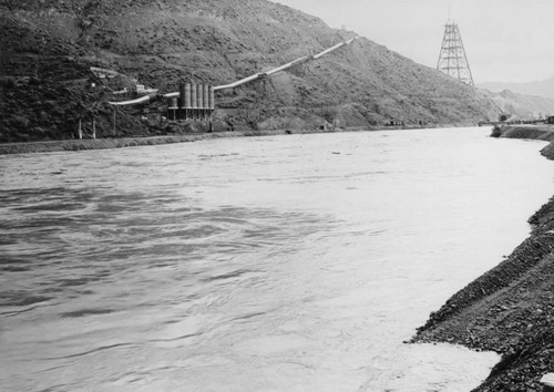 Flood waters during construction of Shasta Dam