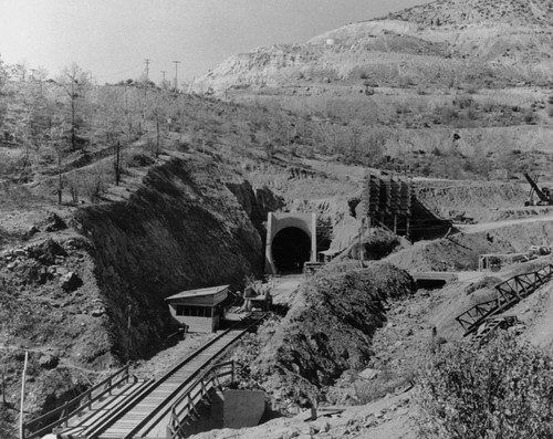 Shasta Dam: Construction of bypass tunnel