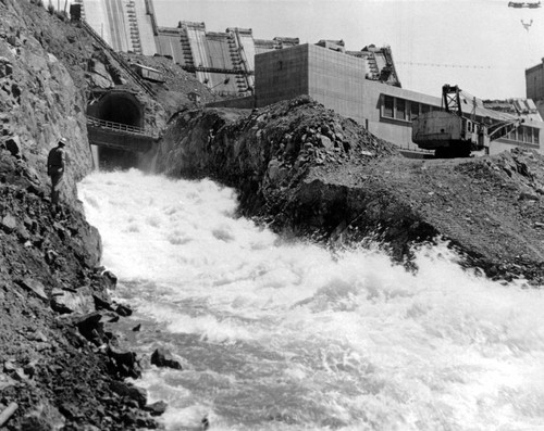 Shasta Dam: Initial diversion of Sacramento River