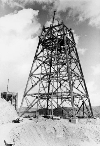 Shasta Dam: Headtower of cableway under construction