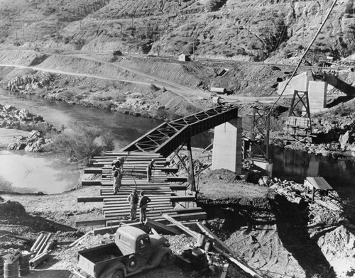 Shasta Dam: Bridge under construction