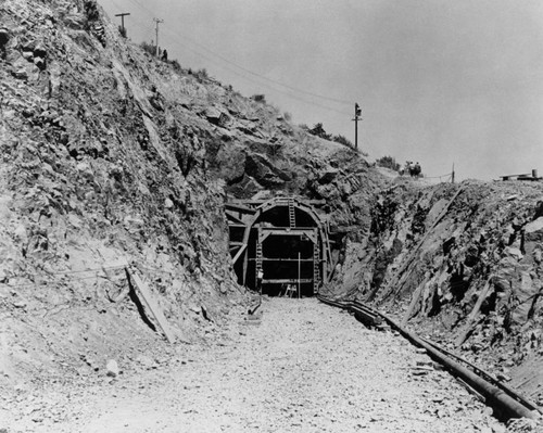 Railroad by-pass tunnel, Shasta Dam construction site