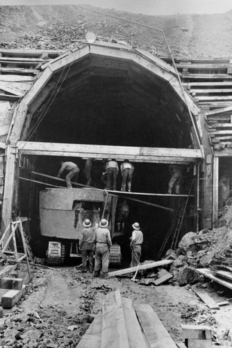 Shasta Dam: Construction of bypass tunnel