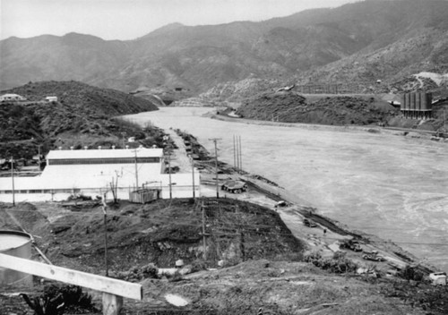 Flood waters of Sacramento River at Shasta Dam site