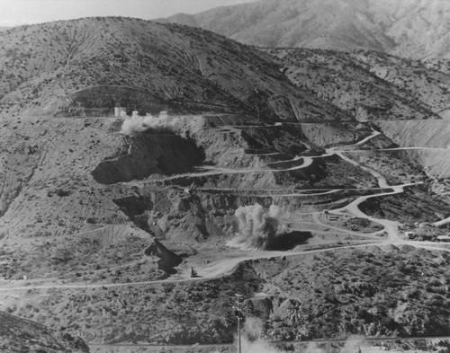 Shasta Dam: Right abutment excavation