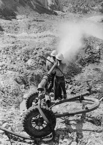 Washing loose material at Shasta Dam site