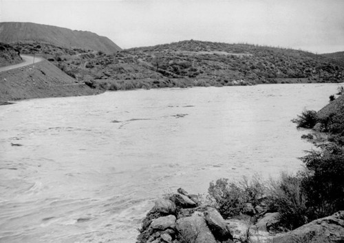 Flood waters during construction of Shasta Dam